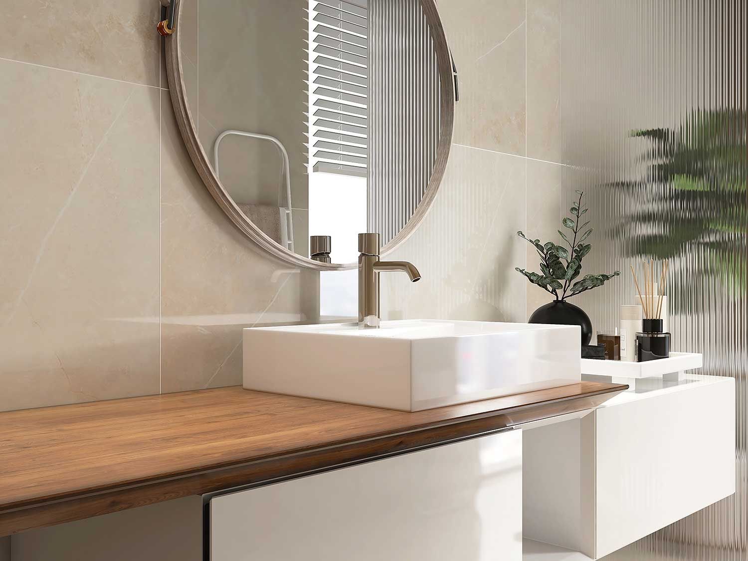 Et badeværelse med håndvask, spejl og træbordplade.