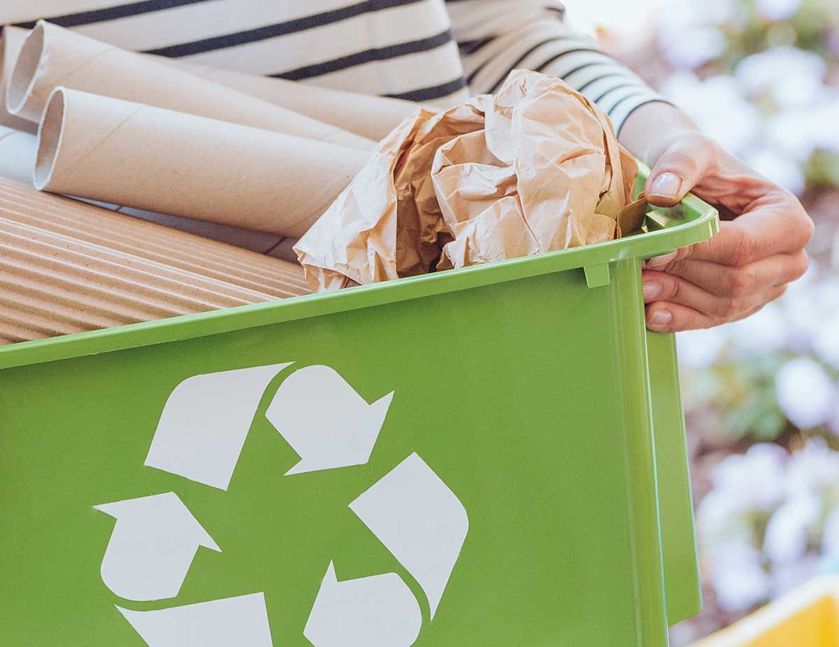 Et luftbillede af en container fyldt med forskellige typer affald.