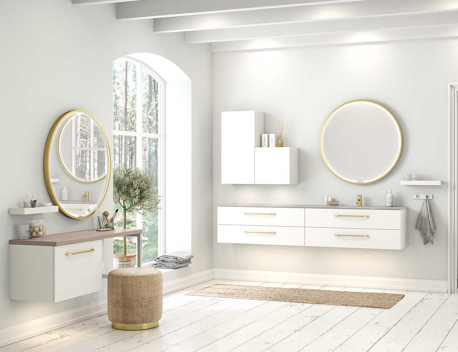 Et badeværelse med hvide skabe, spejle og en skammel.