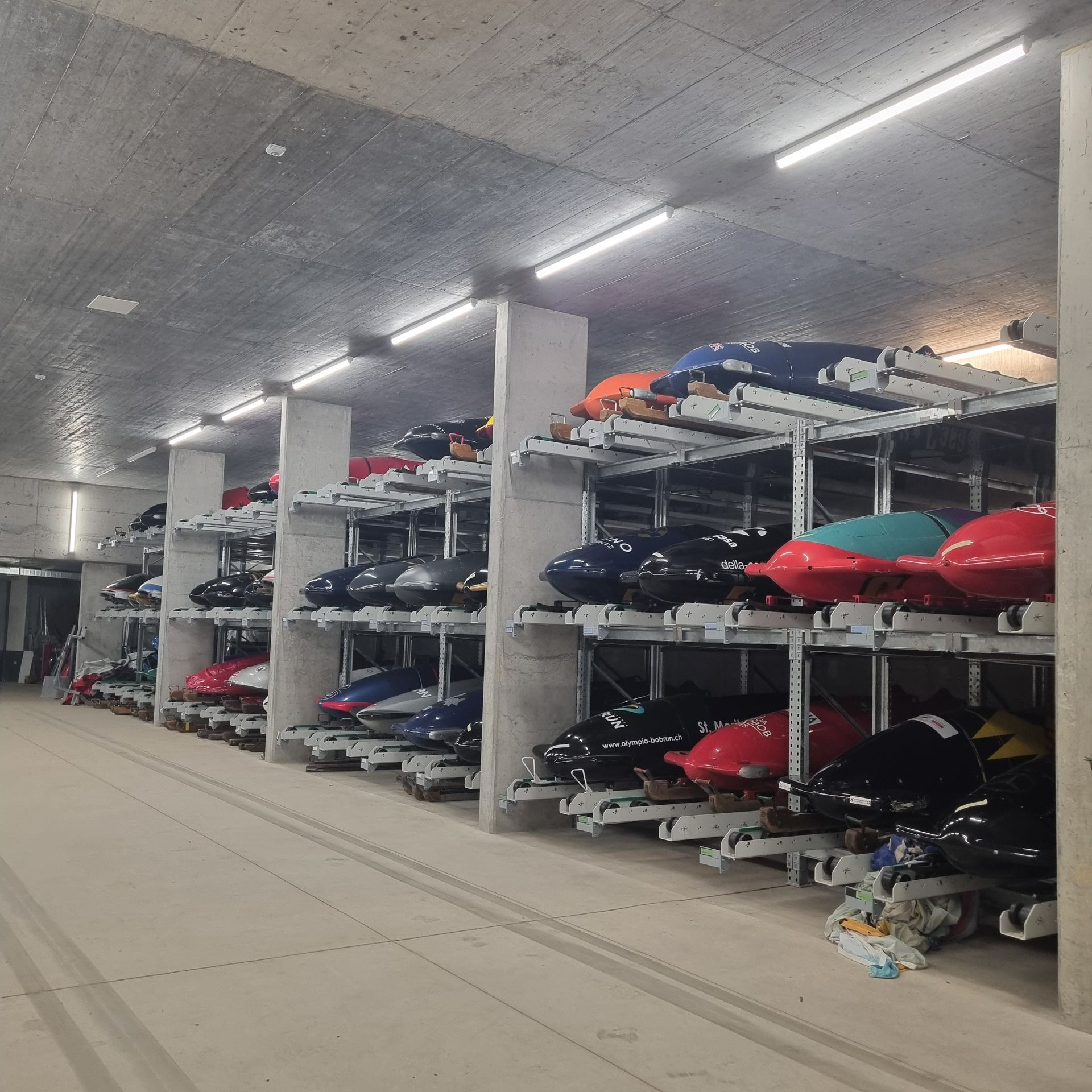 Skelettierter Athlet in gelb-schwarzem Anzug rast kopfüber eine vereiste Bahn hinunter. Deutscher Text eingeblendet.