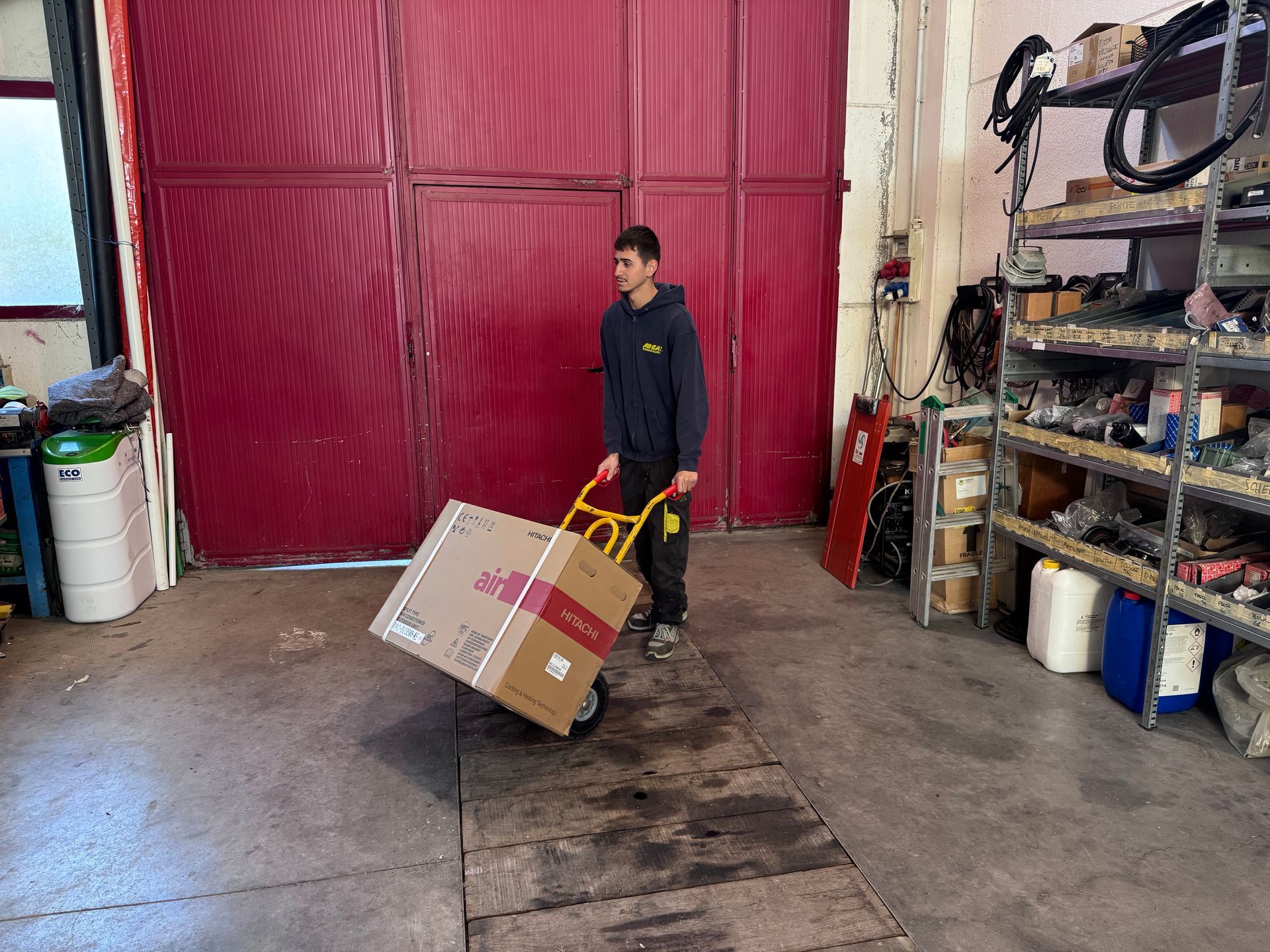 Un magazziniere sta scansionando una scatola con uno scanner di codici a barre.