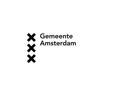 Stadslogo van Amsterdam: drie zwarte X'en verticaal boven elkaar met de tekst "Gemeente Amsterdam" rechts ervan.