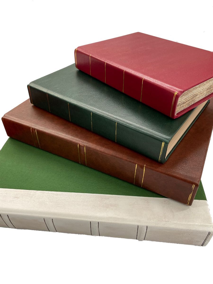 quattro libri con copertine in pelle