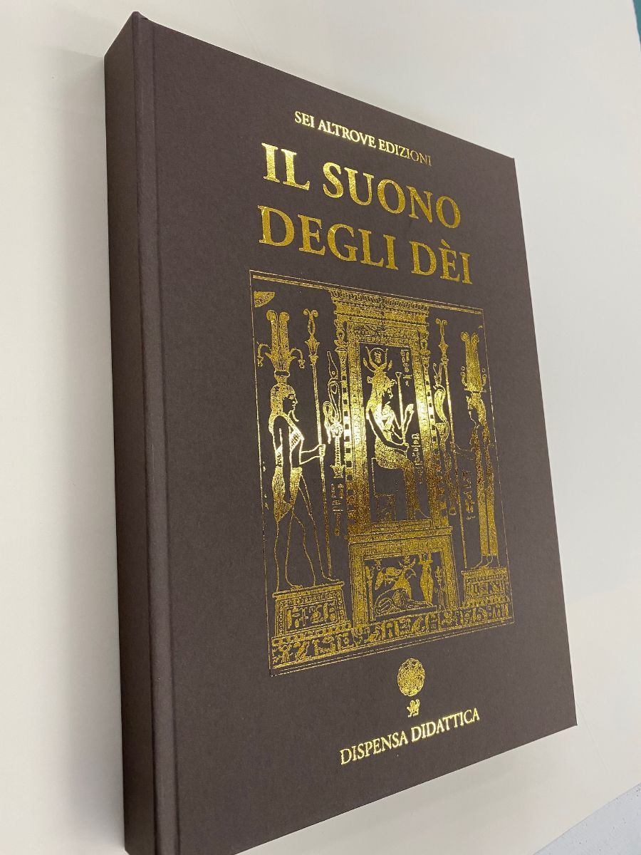 libro didattico con copertina color tortora e oro