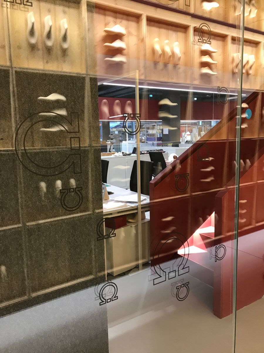 vetrofania sulla vetrina di un negozio