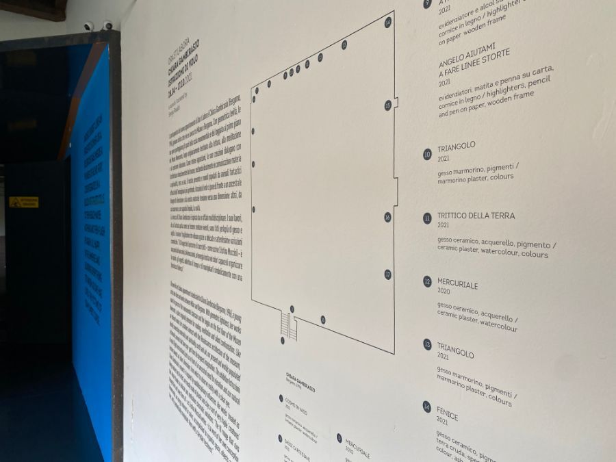 stampa su parete con scritta e pianta di edificio