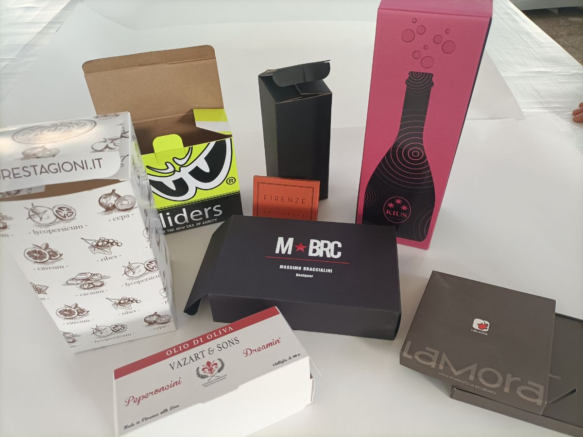 confezioni in cartone personalizzate con logo e grafiche