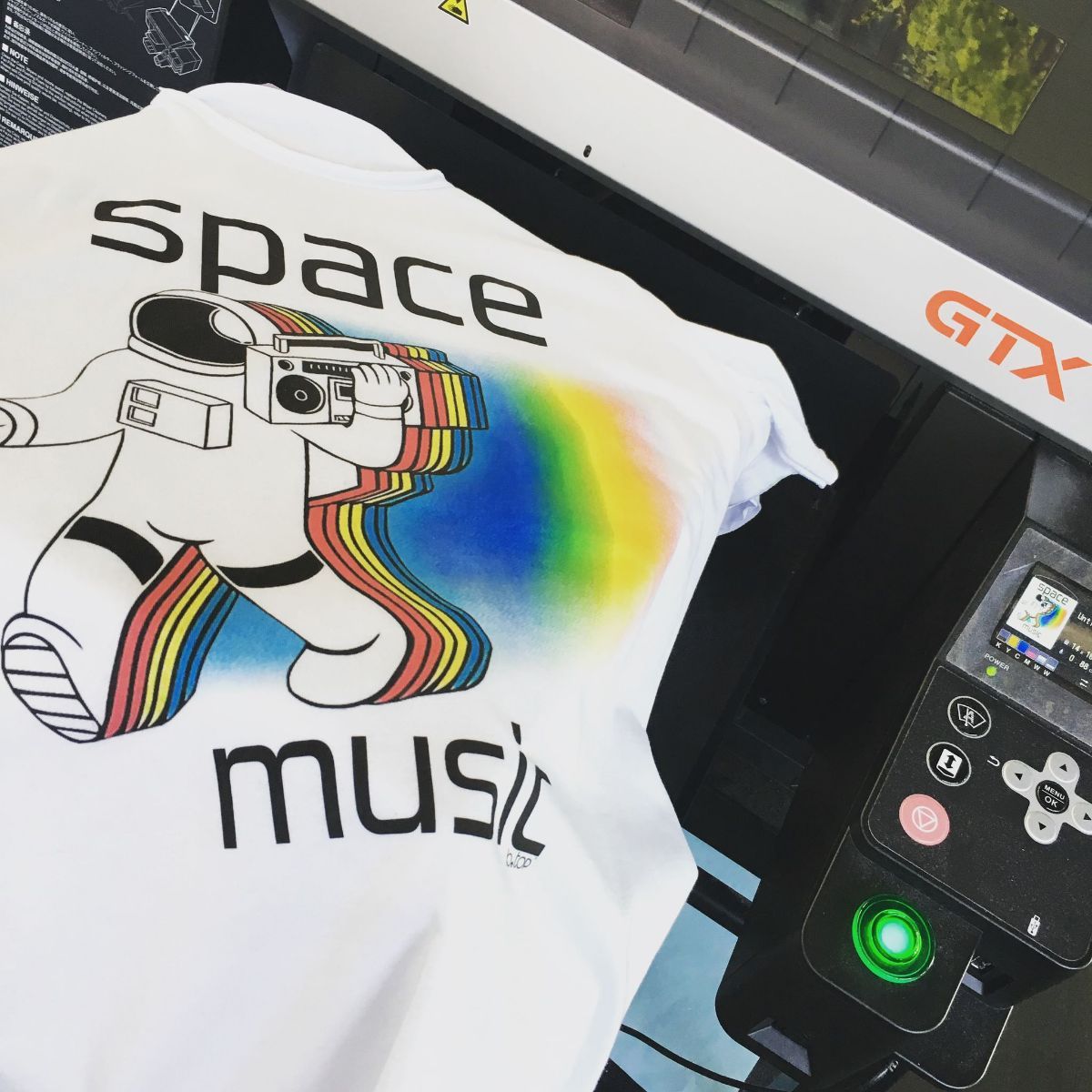 t-shirt con stampa personalizzata di un astronauta