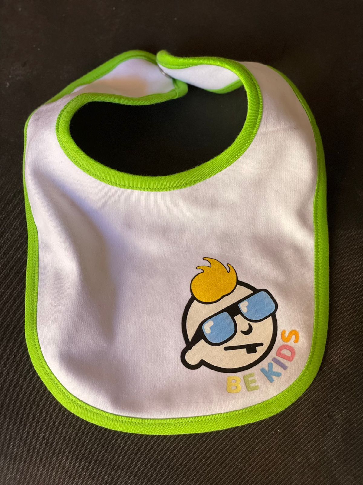 bavaglino bianco e verde con logo