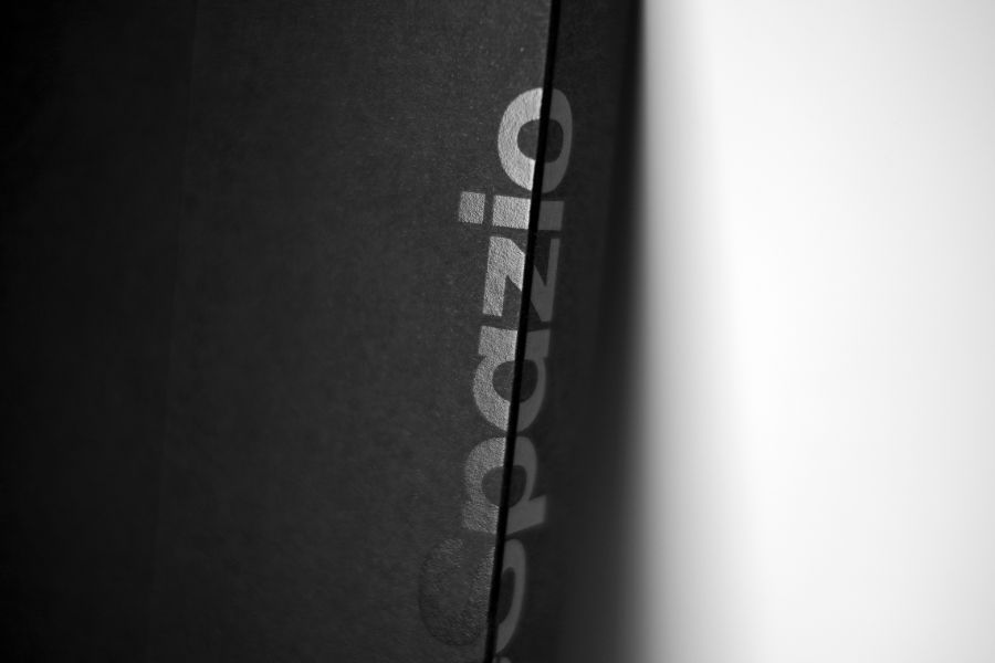 confezione nera in cartone con scritta lucida nera