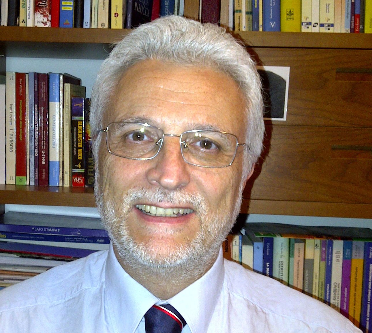 Dottore durante l'analisi di radiografie