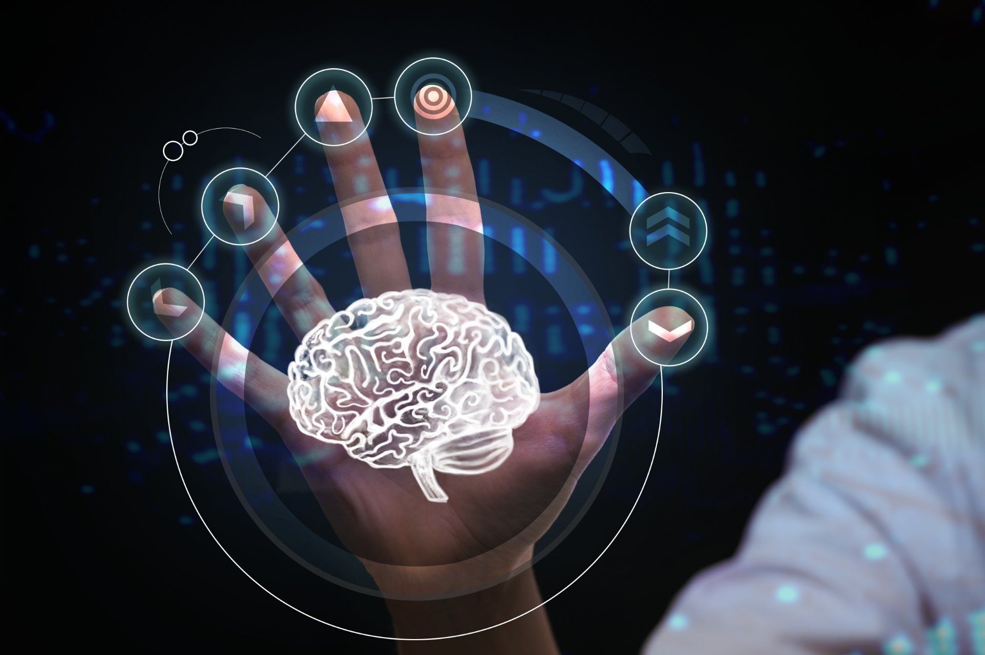 mano con cervello su uno schermo elettronico