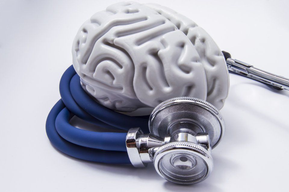 Modellino di cervello con stetoscopio