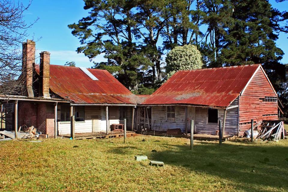 Red Roof House With Guest House