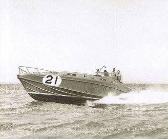 Primo piano motoscafo in acqua