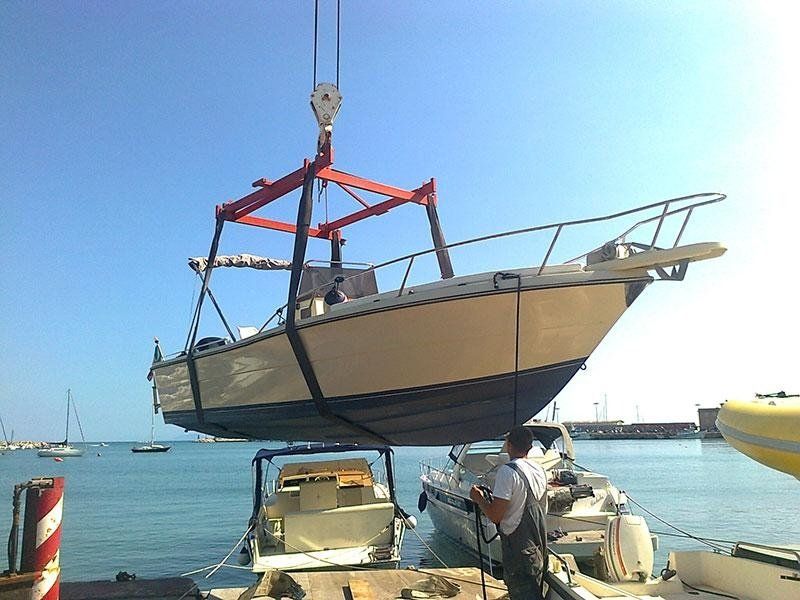 Gru per alaggio con barca 3