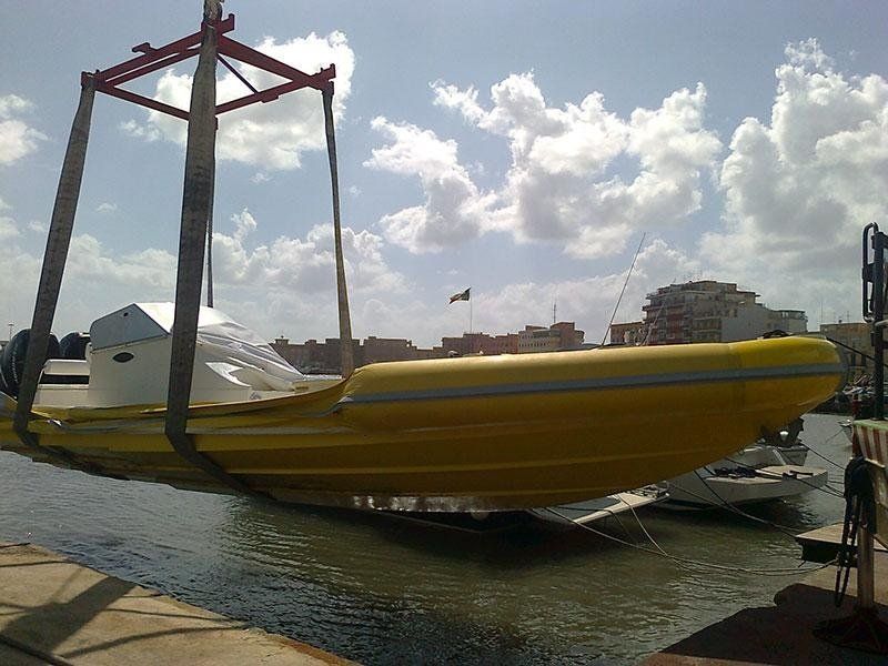 Gru per alaggio con barca