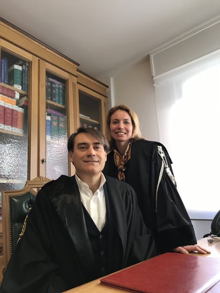 due avvocati in uno studio legale 