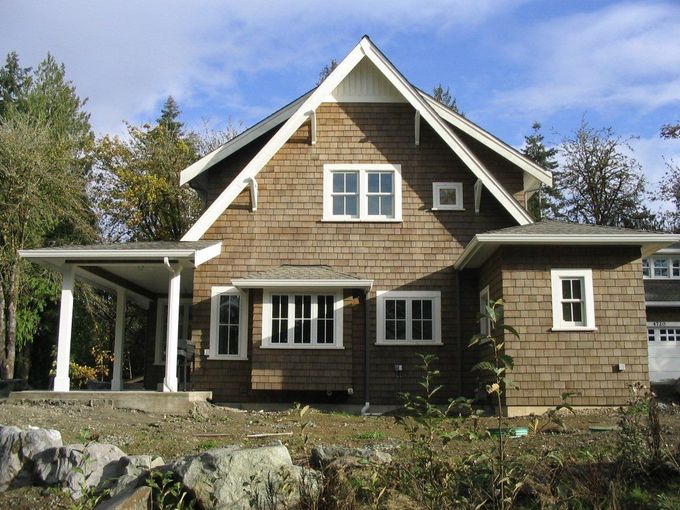 A house with a roof that has a triangle on it