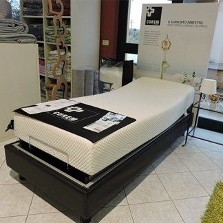 Un materasso singolo in esposizione