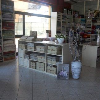 Corredi letto in esposizione nel negozio