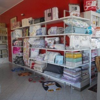 Corredi di lenzuola in esposizione