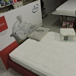 Un materasso matrimoniale in esposizione