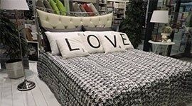 Copripiumino e cuscini su letto matrimoniale