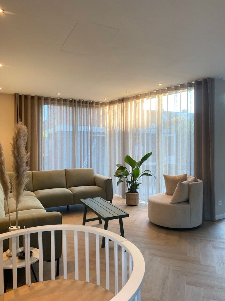 Woonkamer met vitrage. 