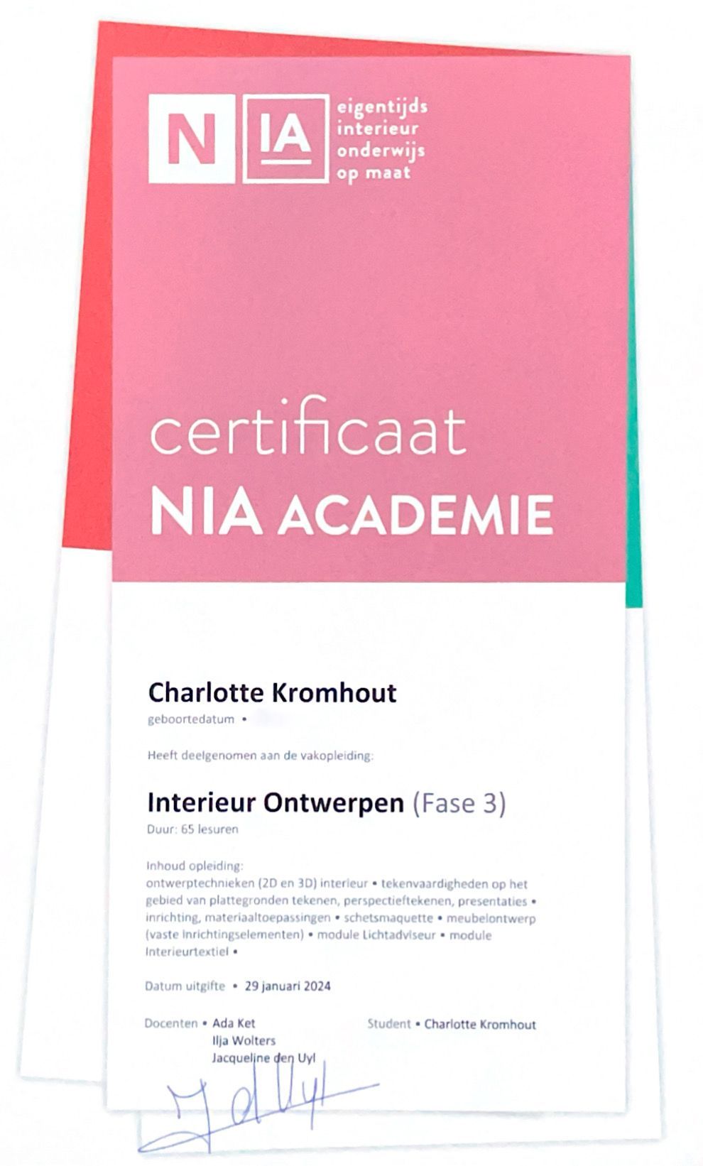 Een certificaat van de nia academie staat op een witte achtergrond.