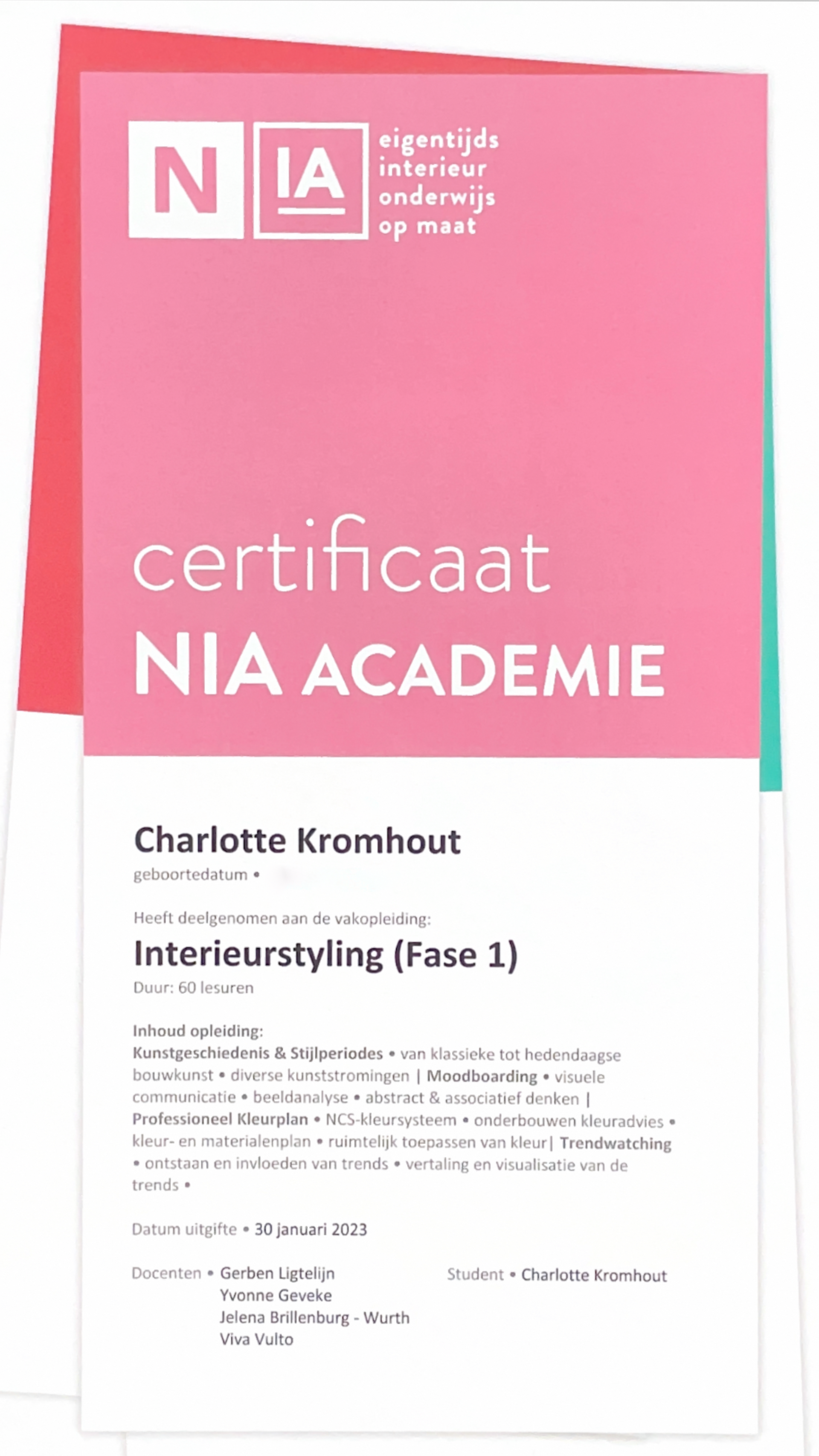 Een certificaat met de tekst Certificaat Nia Academie erop