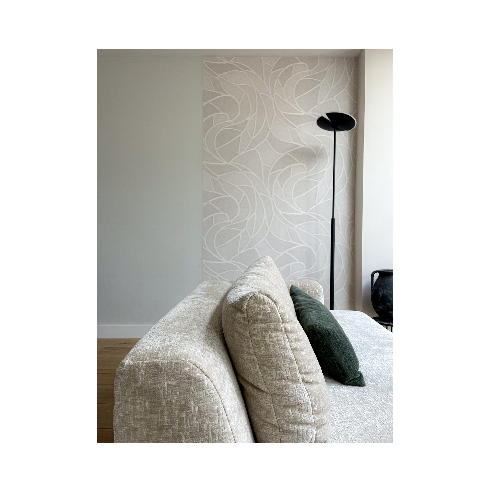 Behang van Arte - Spiral samen met element van de modulaire bank.