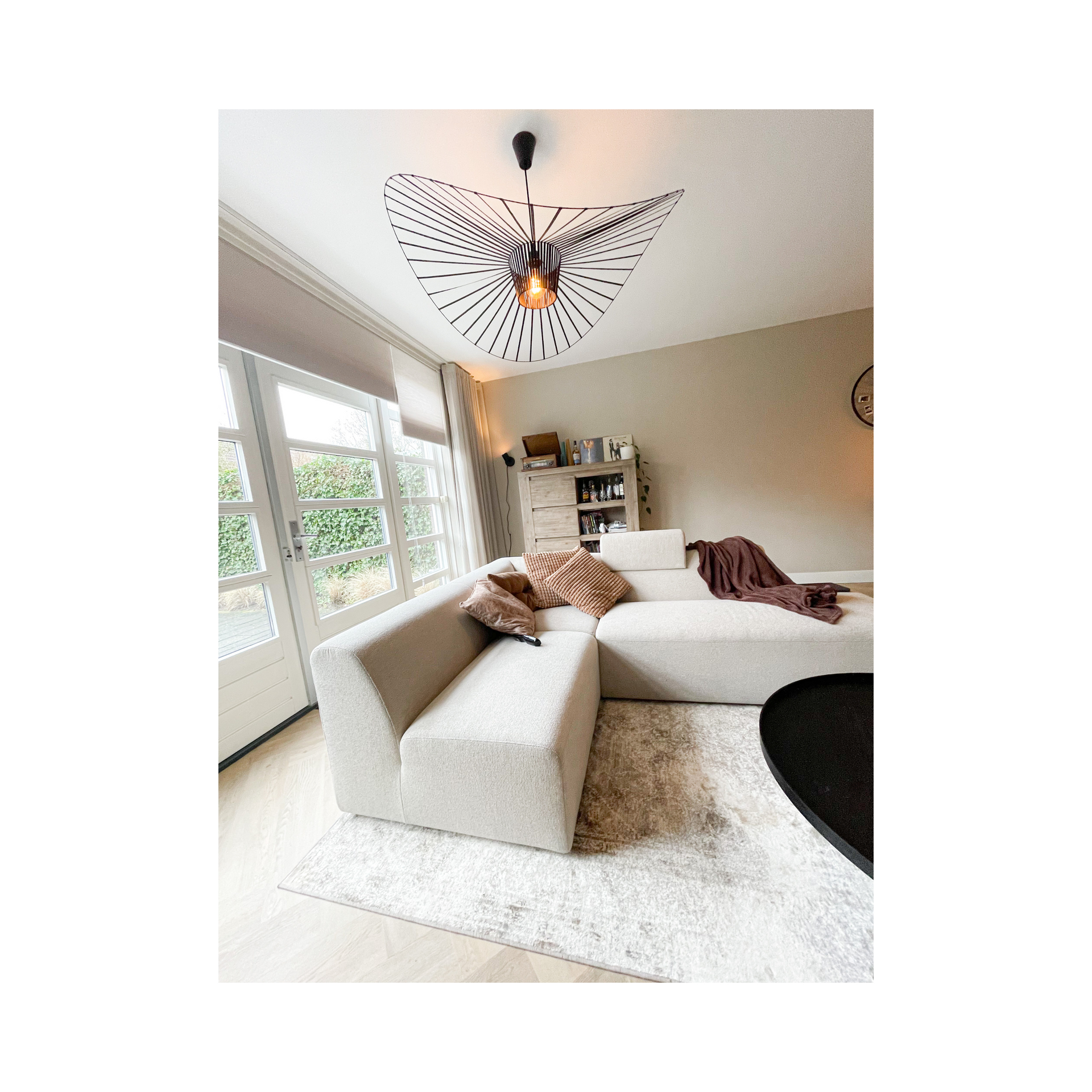 Woonkamer in beige en bruine tinten met bank van By Sidde.