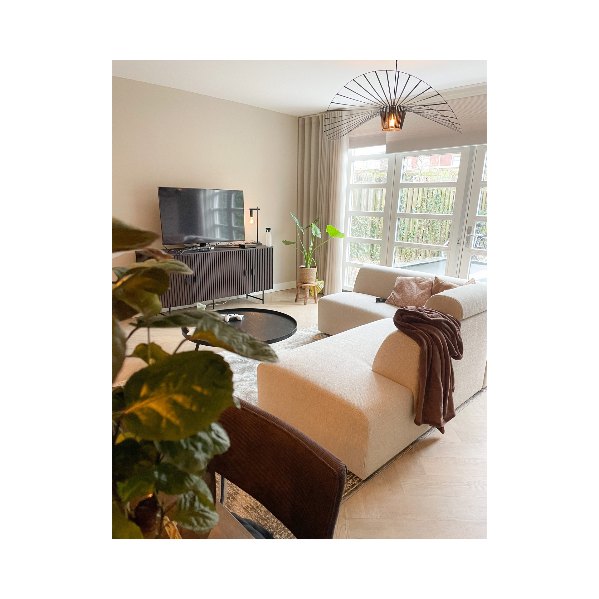 Woonkamer in beige en bruine tinten met bank van By Sidde.