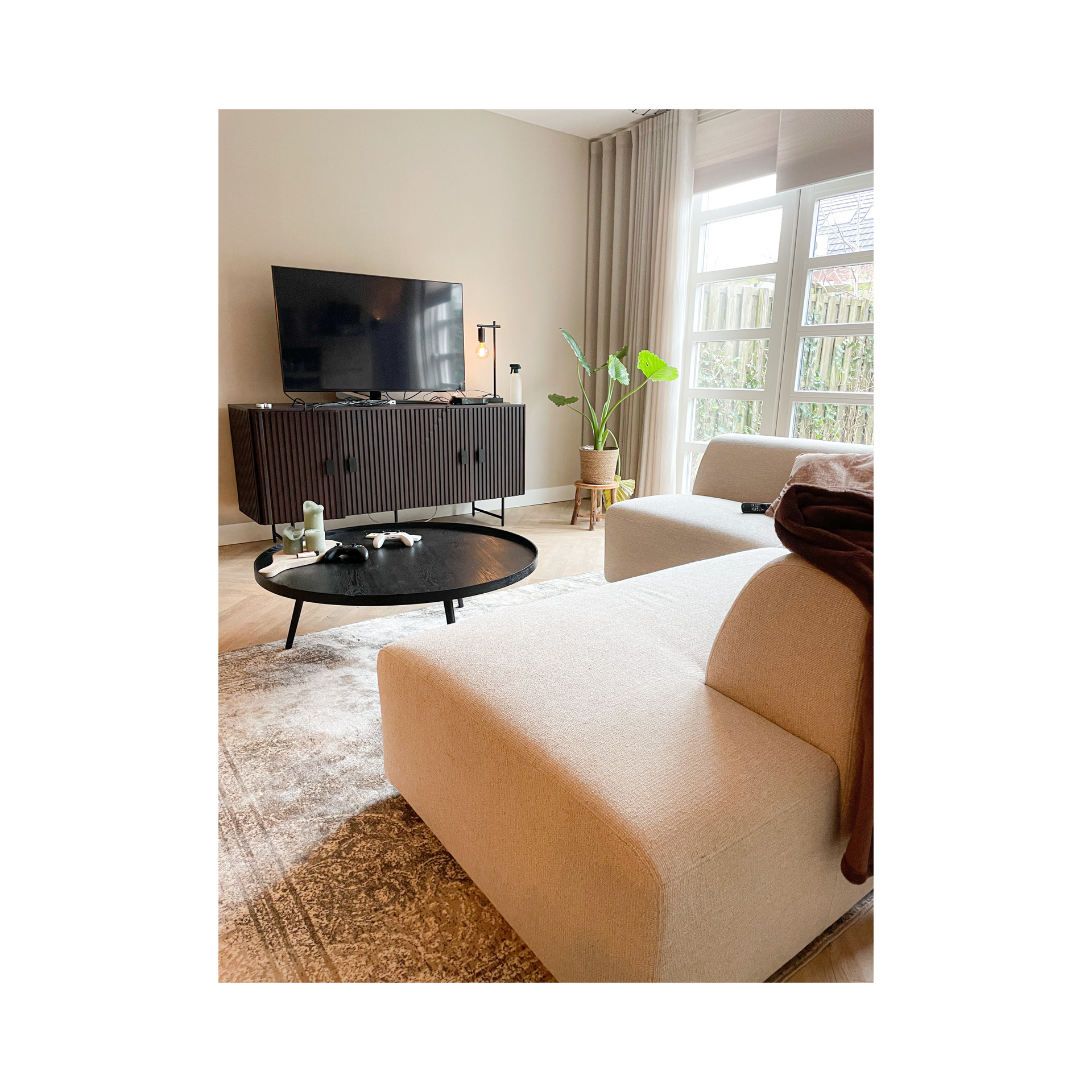 Woonkamer in beige en bruine tinten met bank van By Sidde.