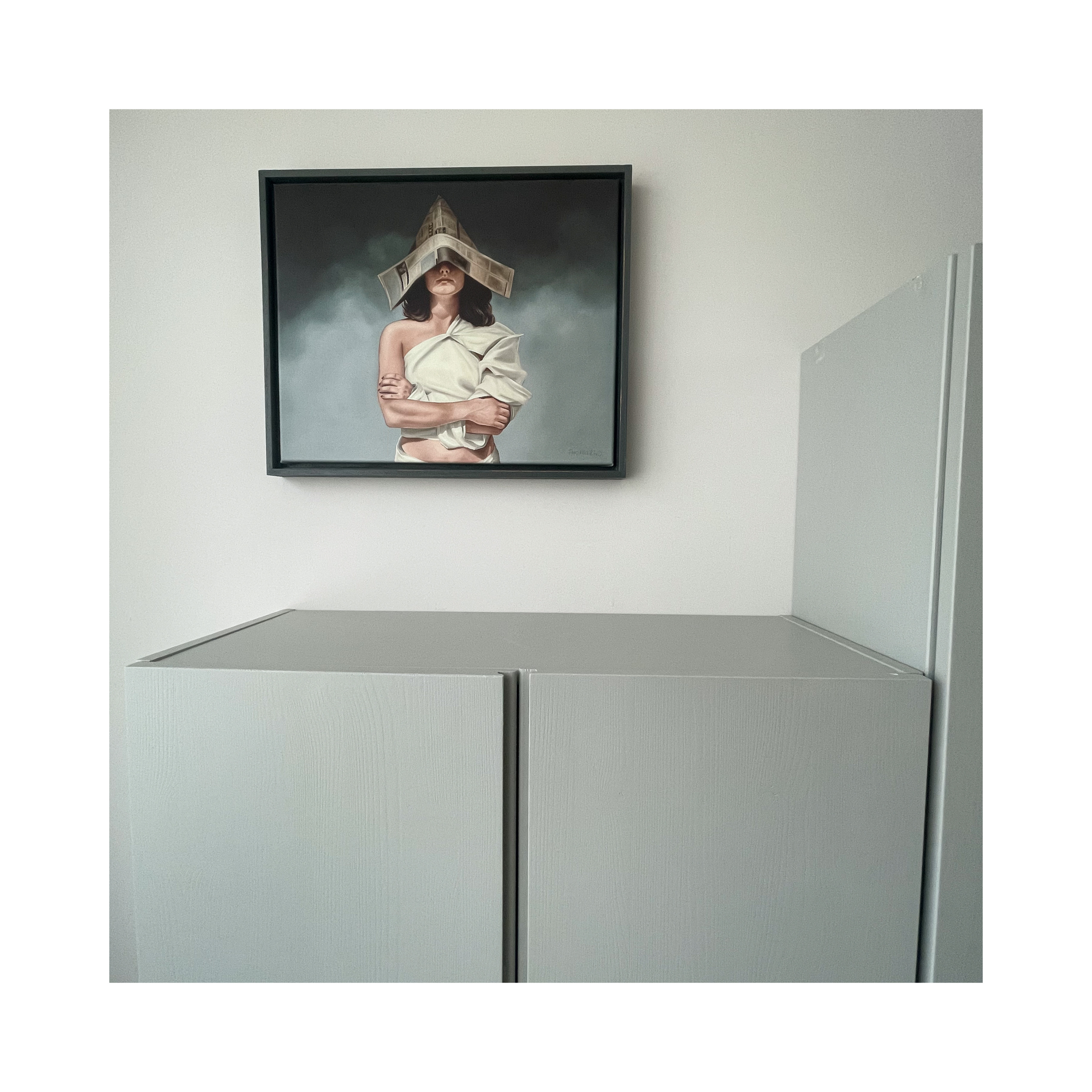 Kunst aan de muur in combinatie met wandkasten.