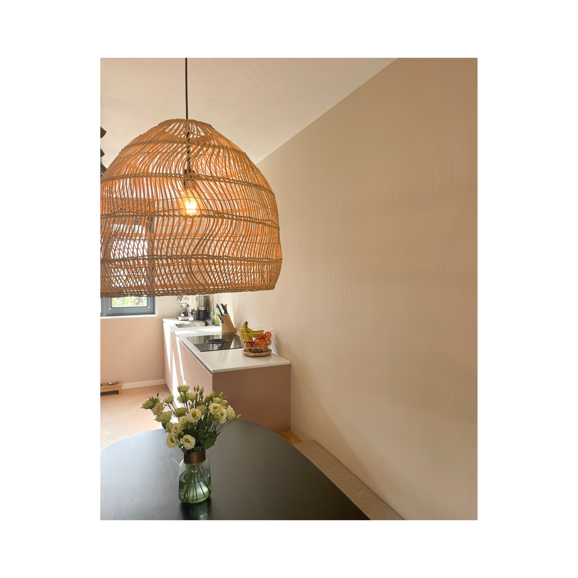 Hanglamp van HK living in combinatie met zwarte tafel en muurkleur Petit Macaron van Lab paint.