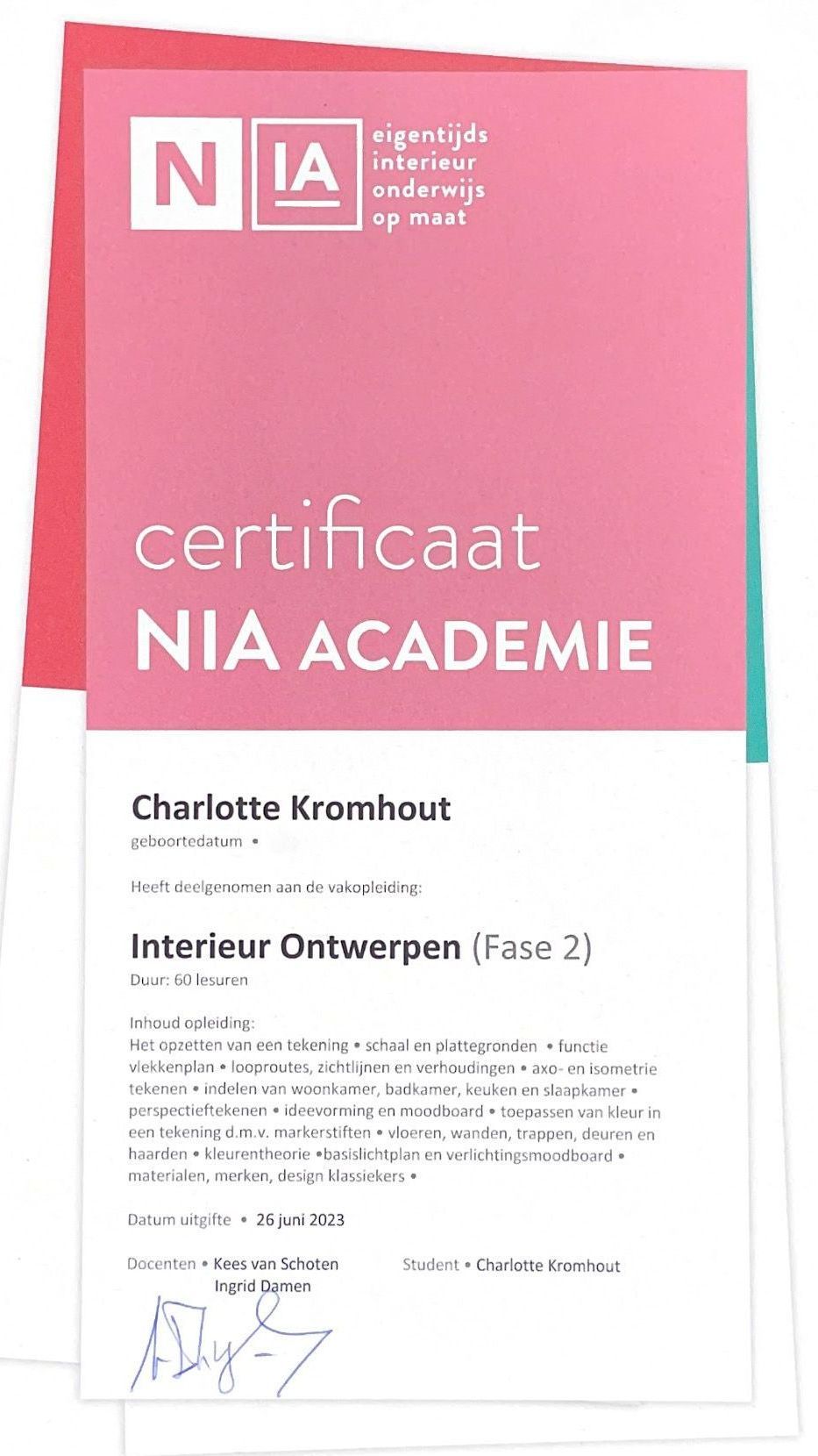Een certificaat van de nia academie met een handtekening erop