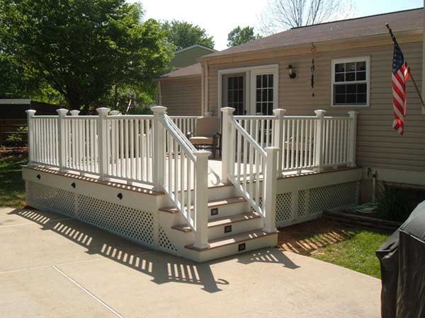 Cloister — Small white deckn in Woodbridge, VA