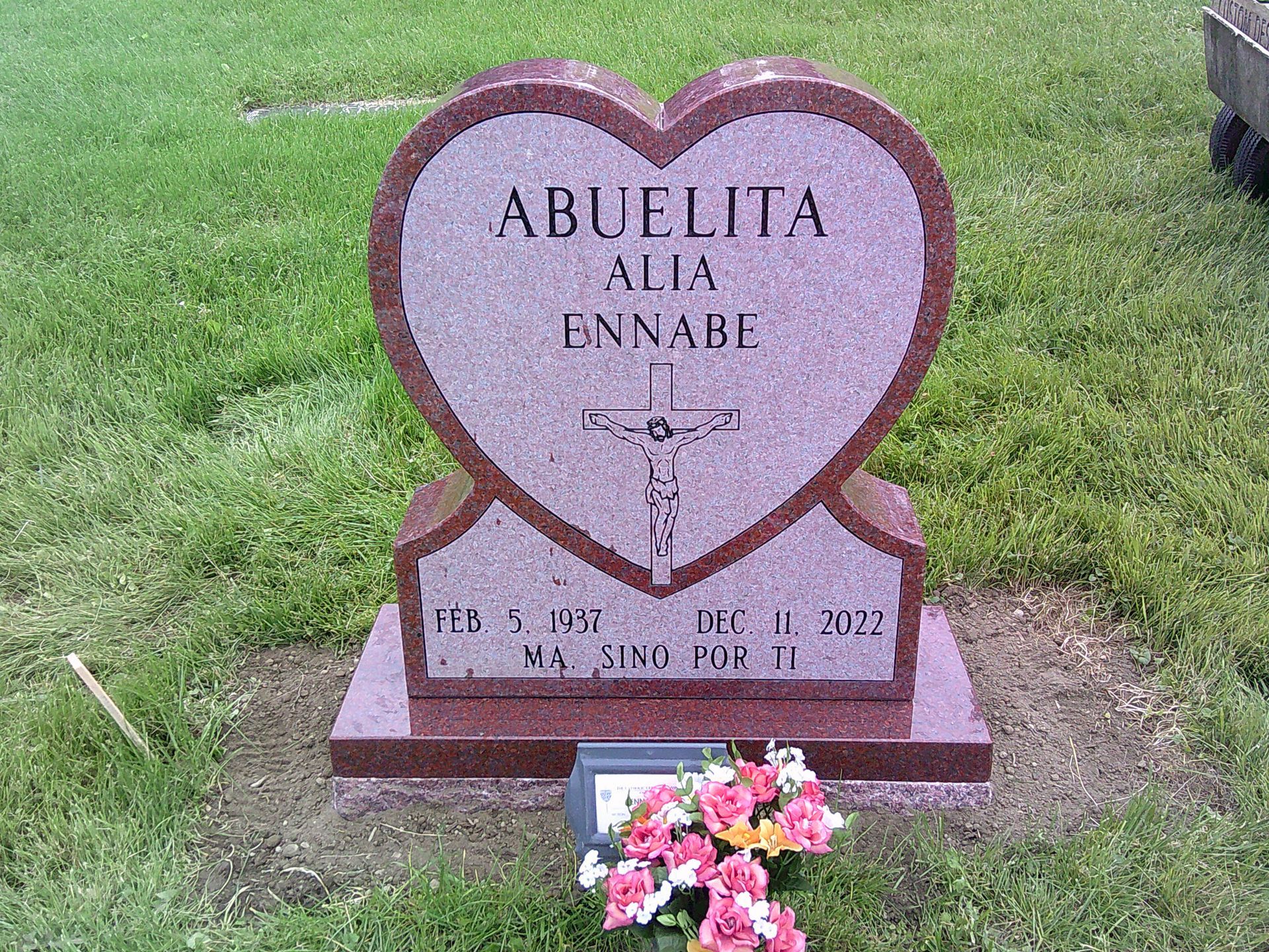 A heart shaped gravestone with the name abuelita on it