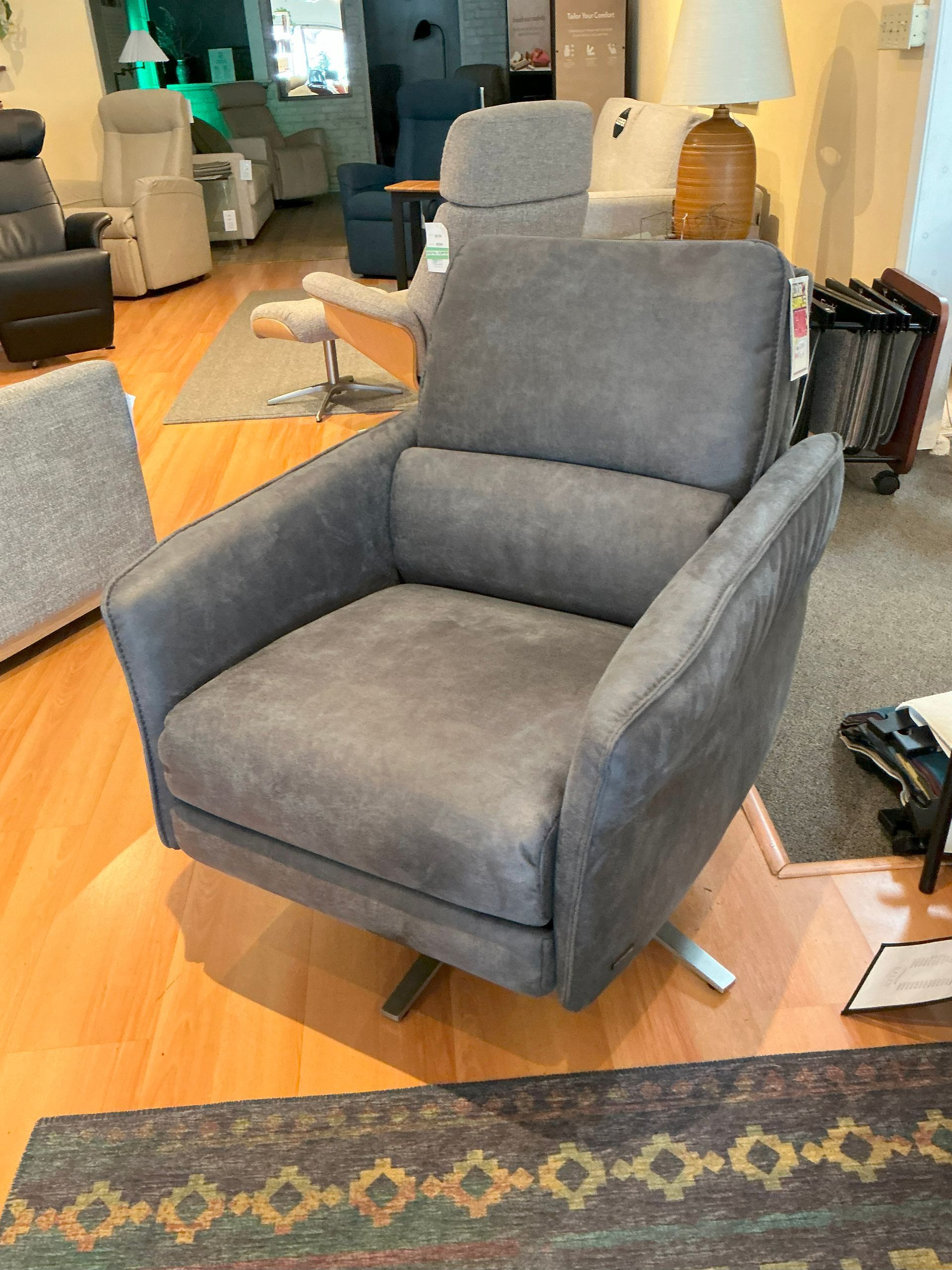 Aura Swiveling recliner chair