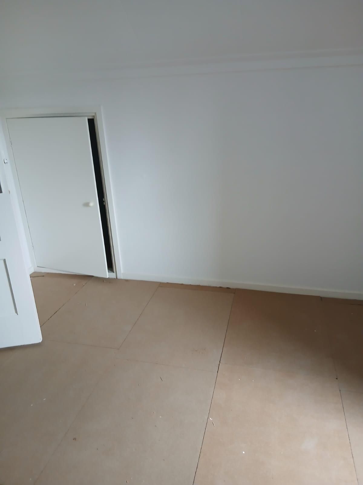 Leggen van ondervloer en nieuw laminaat