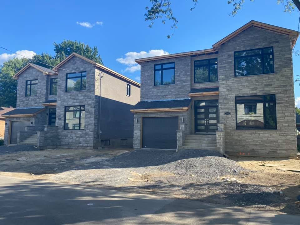 Quelques maisons qui sont en construction l'une à côté de l'autre.