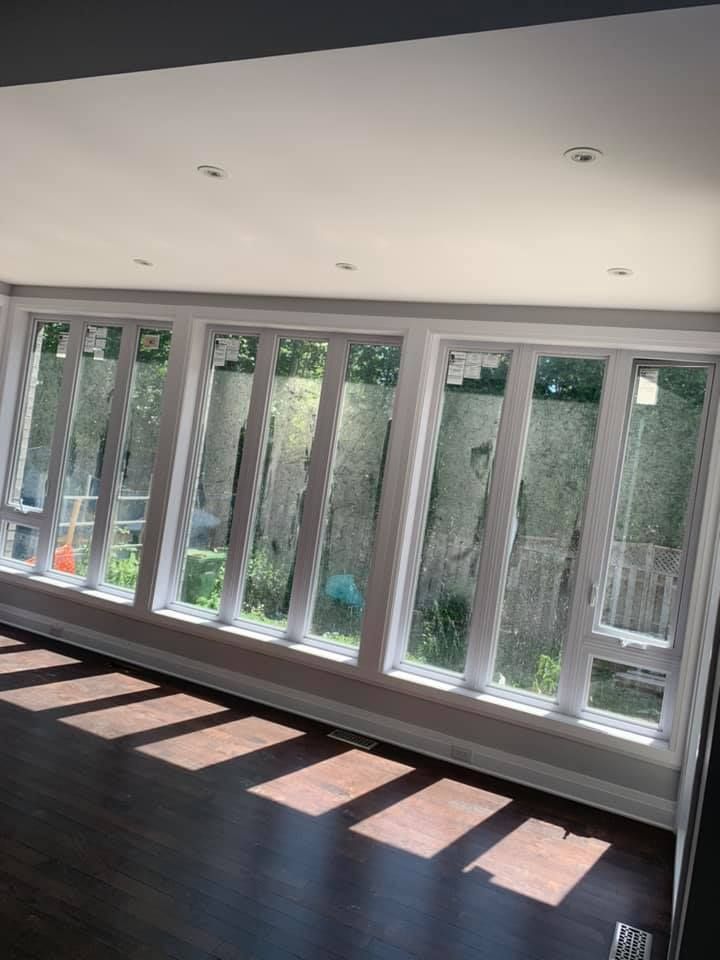 Une pièce avec beaucoup de fenêtres et un parquet