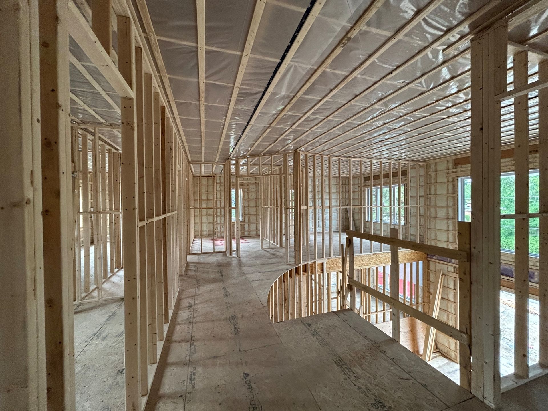 L'intérieur d'une maison en construction avec un escalier en colimaçon.