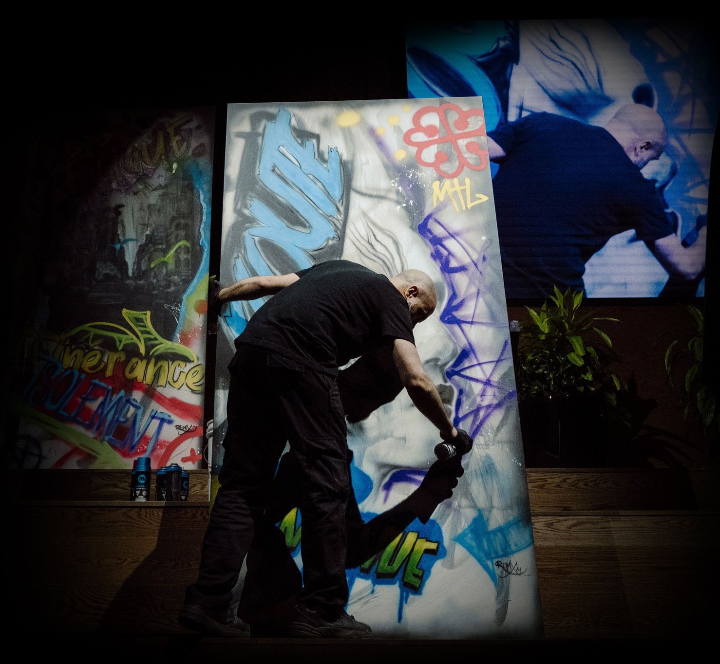 Un homme se tient devant un grand tableau sur lequel est écrit mil