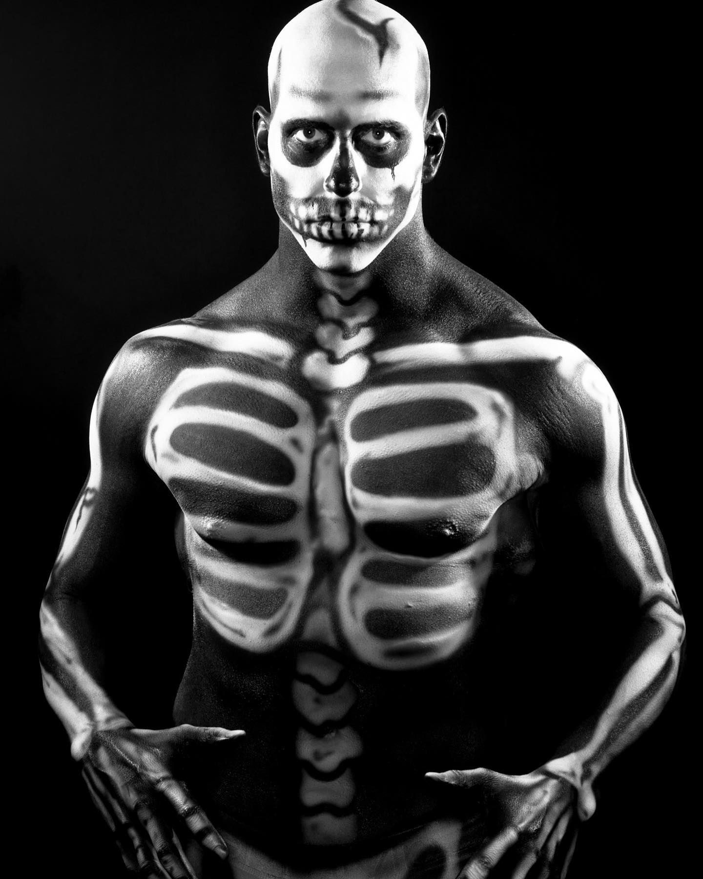 Un homme avec son corps peint comme un squelette