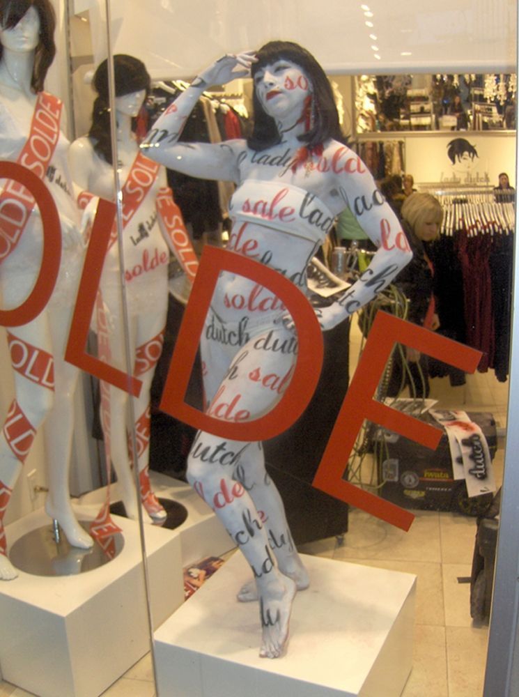 Un mannequin dans un magasin avec le mot « solde » dessus