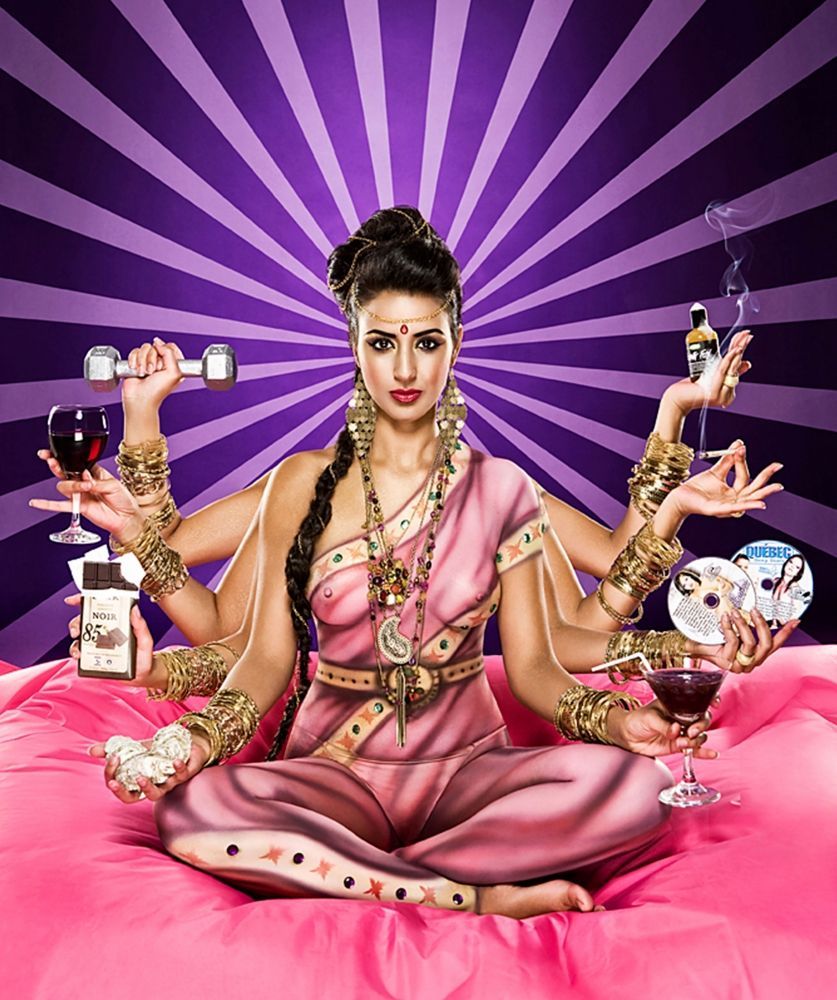 Une femme avec de nombreuses mains est assise sur un lit