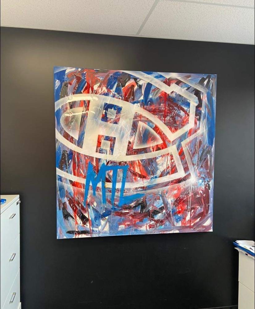 Une peinture du logo des Canadiens est accrochée à un mur